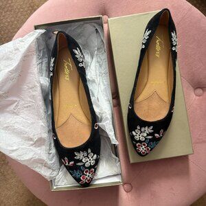 Trotters Estee Embroidered Flats, Sz 9